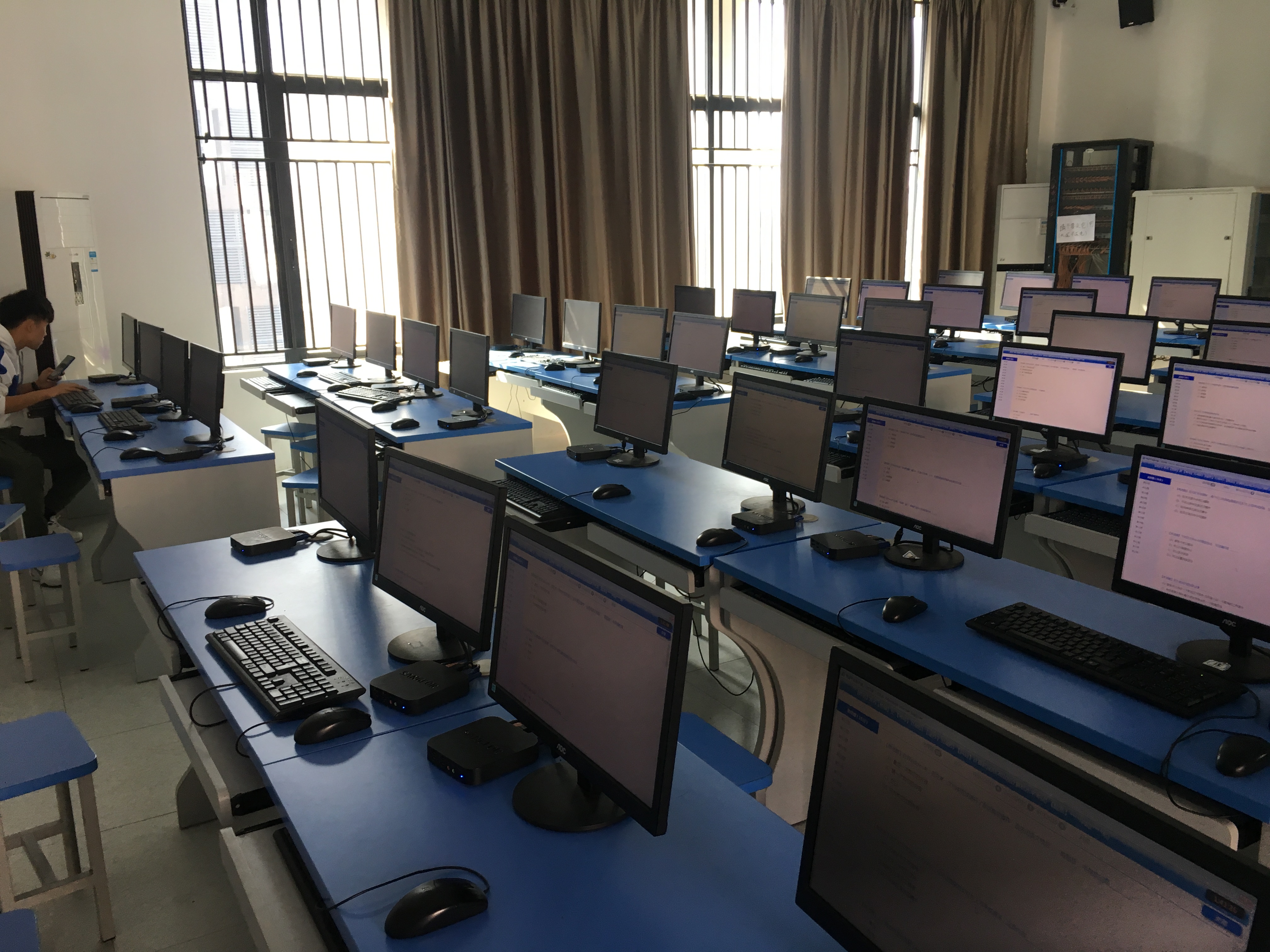网络中心为计算机等级考试准备机房考试环境