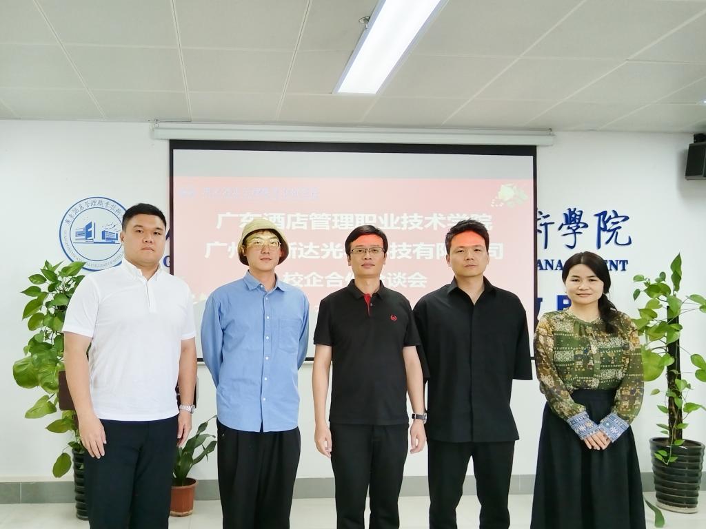 订单班+双导师制！广酒学院携手希斯达光学打造“毕业即就业”新路径