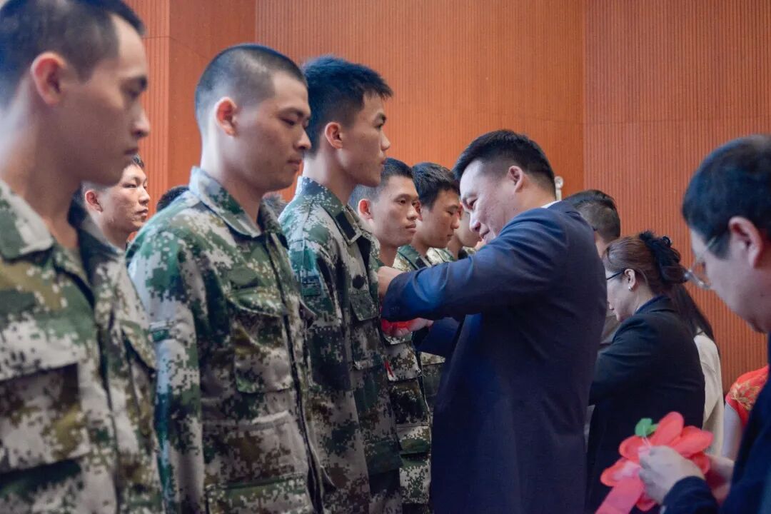 携笔从戎赴军营，青春报国启新程：我校举行 2026 年春季新兵入伍欢送会