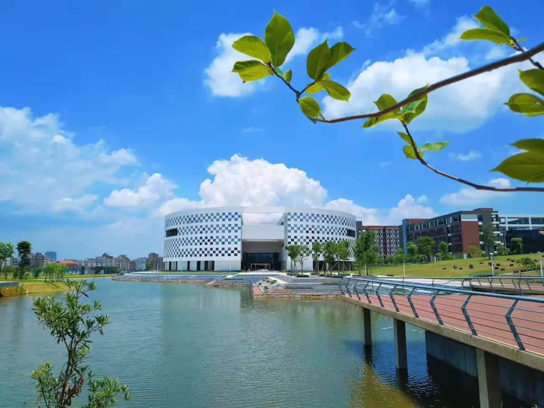 权威发布！广酒学院位列全省民办高职前列！“金平果”2026竞争力排行榜见证硬核实力