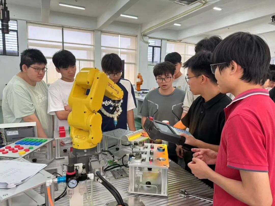 我校首批学子赴东莞高训中心开展实训